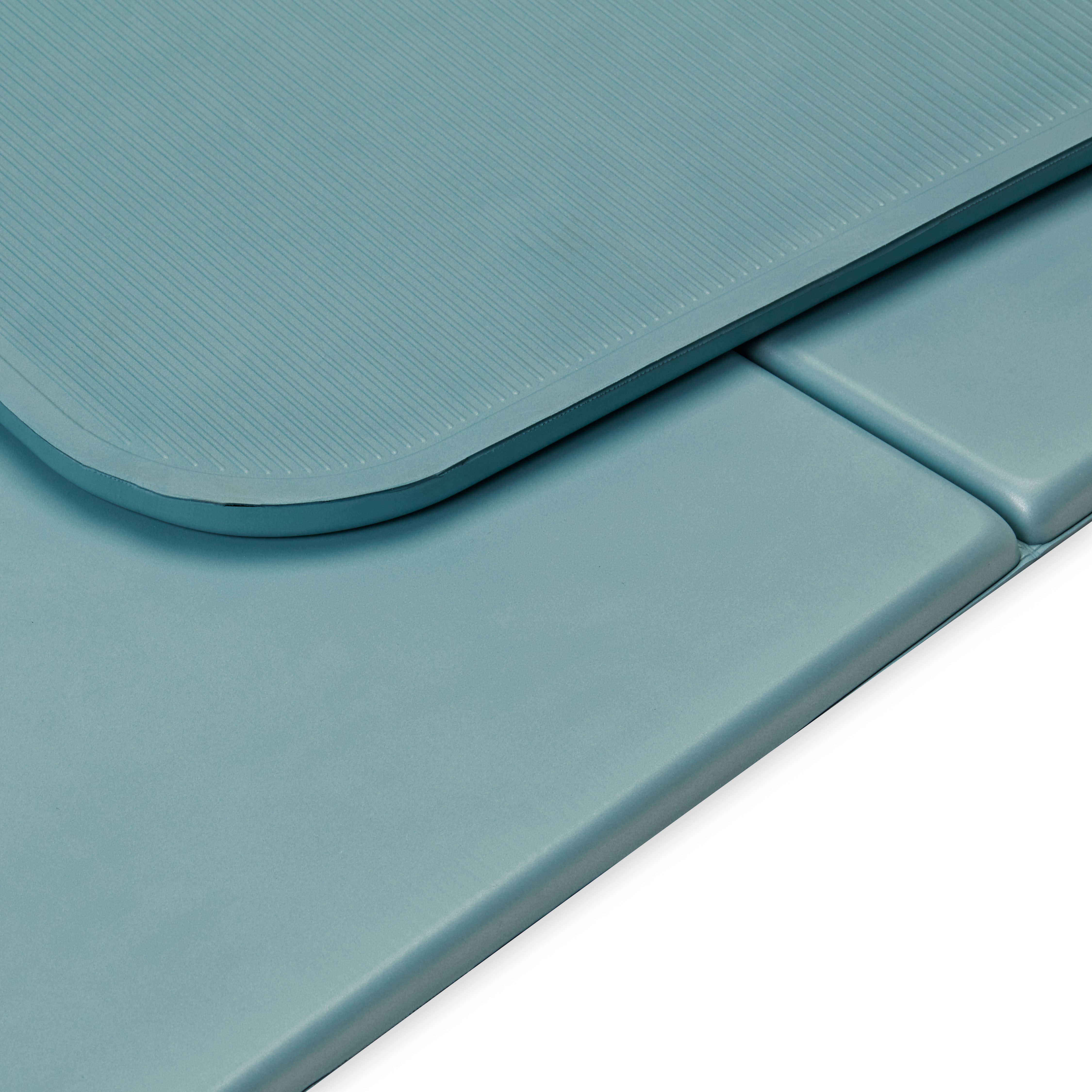 Gaiam Easy-Fold Fitness Mat Seafoam closeup